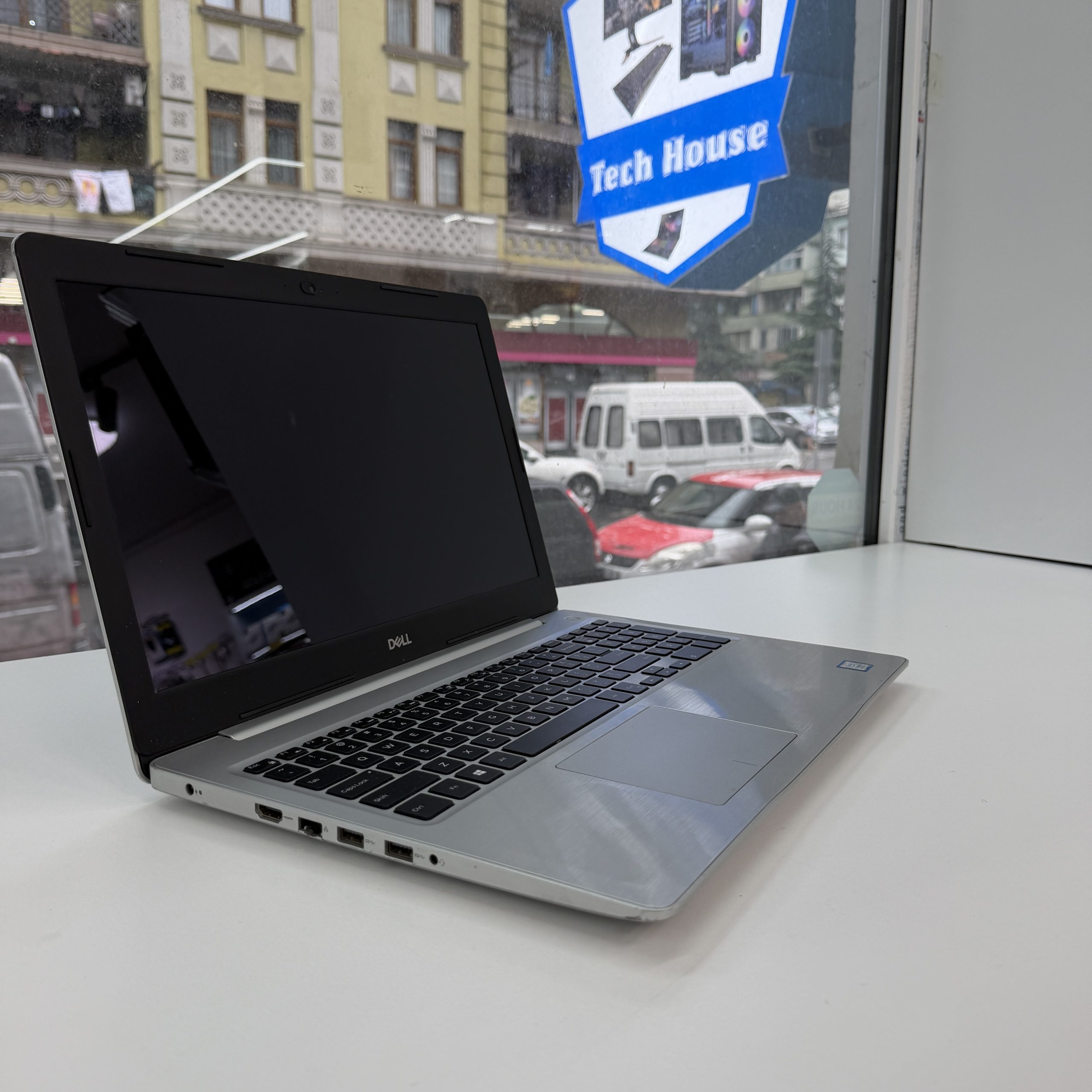 8 Dell inspiron 5570 Touch 15.6" i5-8250u, 12GB DDR4, 240gb ssd 23AH - Image 1